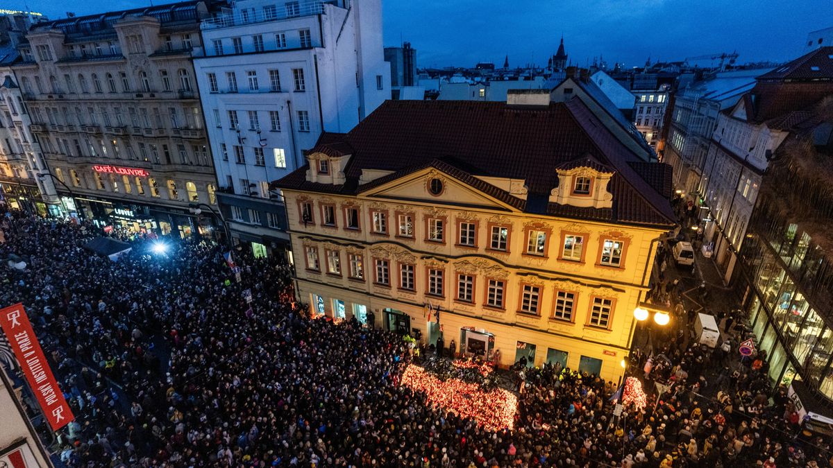 FOTO: Zpěv i pískot na Národní. Praha slavila výročí revoluce